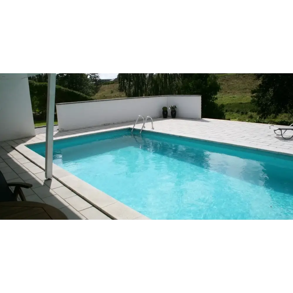 Rustica Athen paket med rektangulär form, klart blått vatten och vit kaklad omgivning